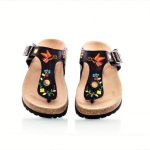 Chinelas em pele bordadas