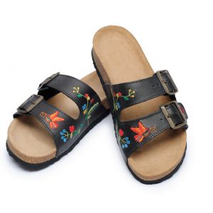 Chinelas em pele bordadas