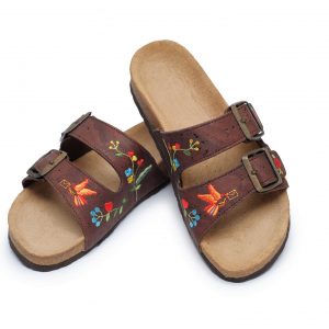 Chinelas bordadas em cortiça
