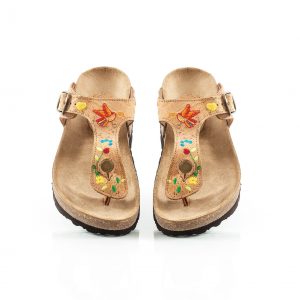 Chinelas em cortiça bordadas