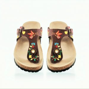 Chinelas em cortiça bordadas