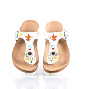 Chinelas em pele bordadas